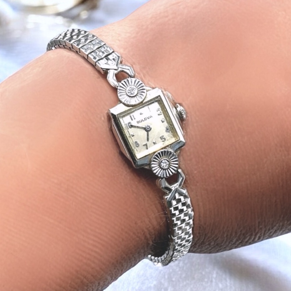 ❤️ WORKINGVintage Bulova Gold .25 CTW Genuine Diamond Watch - Picture 10 of 11